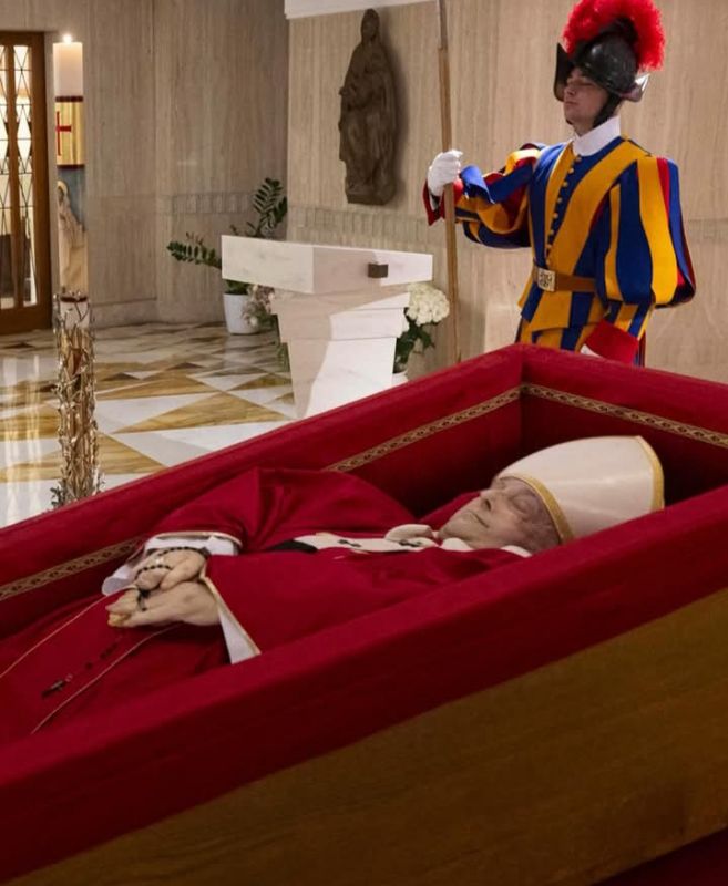 Foram divulgadas nesta terça-feira (22) as primeiras fotos do papa Francisco no caixão — imagem 3